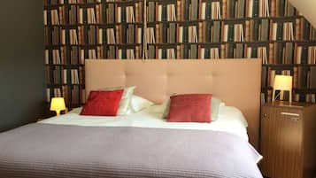 Habitación doble | Edredón, minibar, decoración personalizada y escritorio