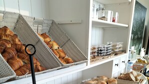 A bakery display with various baked goods. - Hotel Butler (Zuienkerke)