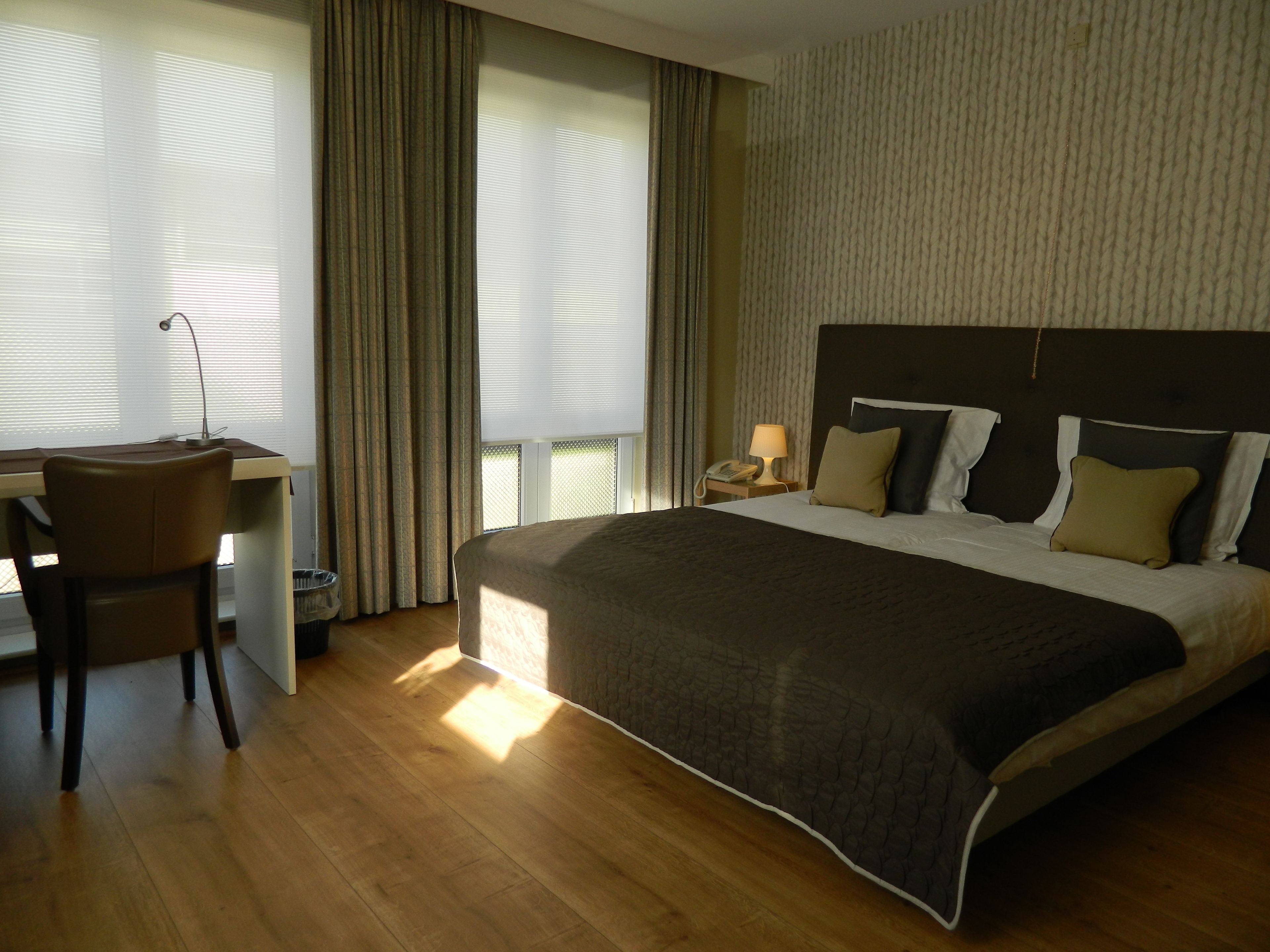 Cubrecamas, minibar, decoración personalizada y escritorio 