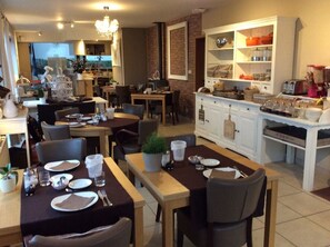 Dagelijks ontbijt met selfservice (EUR 15 per persoon)