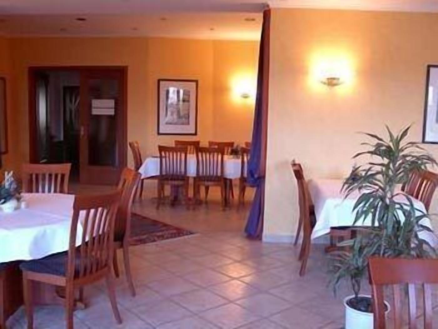 lunch, dinner served; international cuisine, al fresco dining