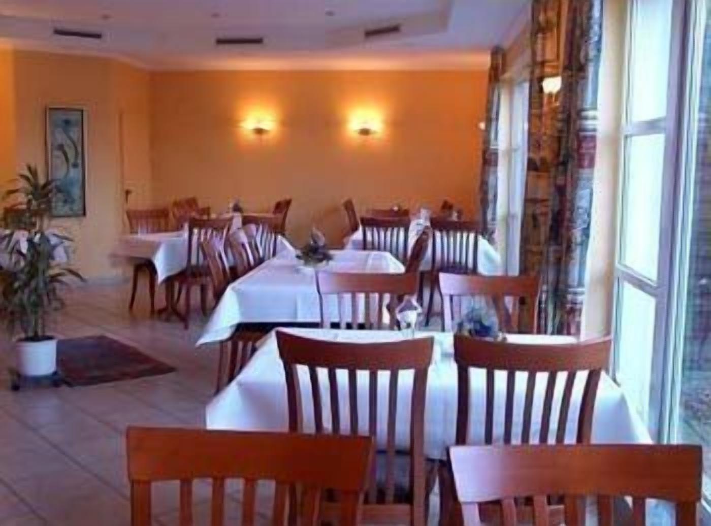 lunch, dinner served; international cuisine, al fresco dining