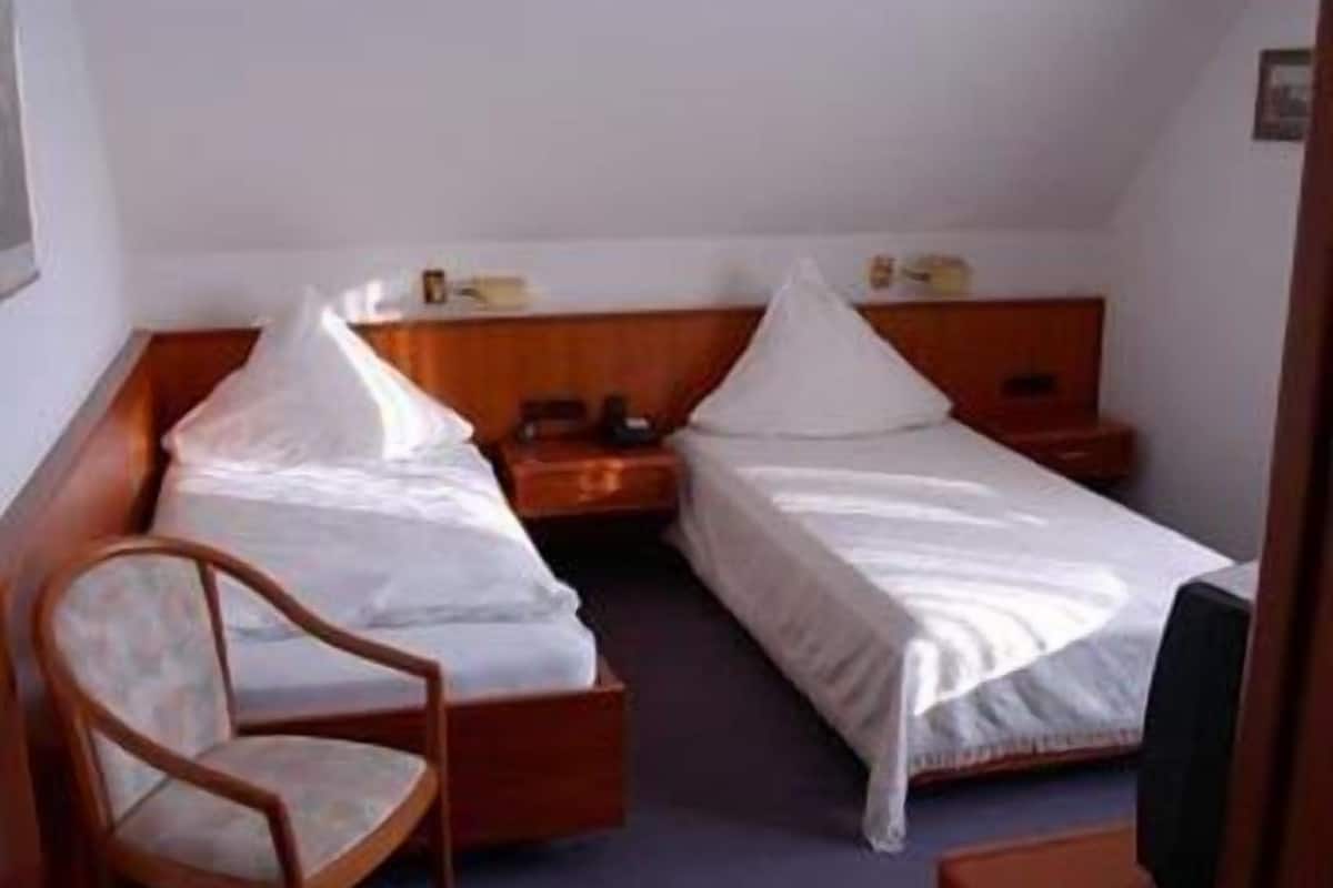 hypo-allergenic bedding, in-room safe, desk, cots/infant beds