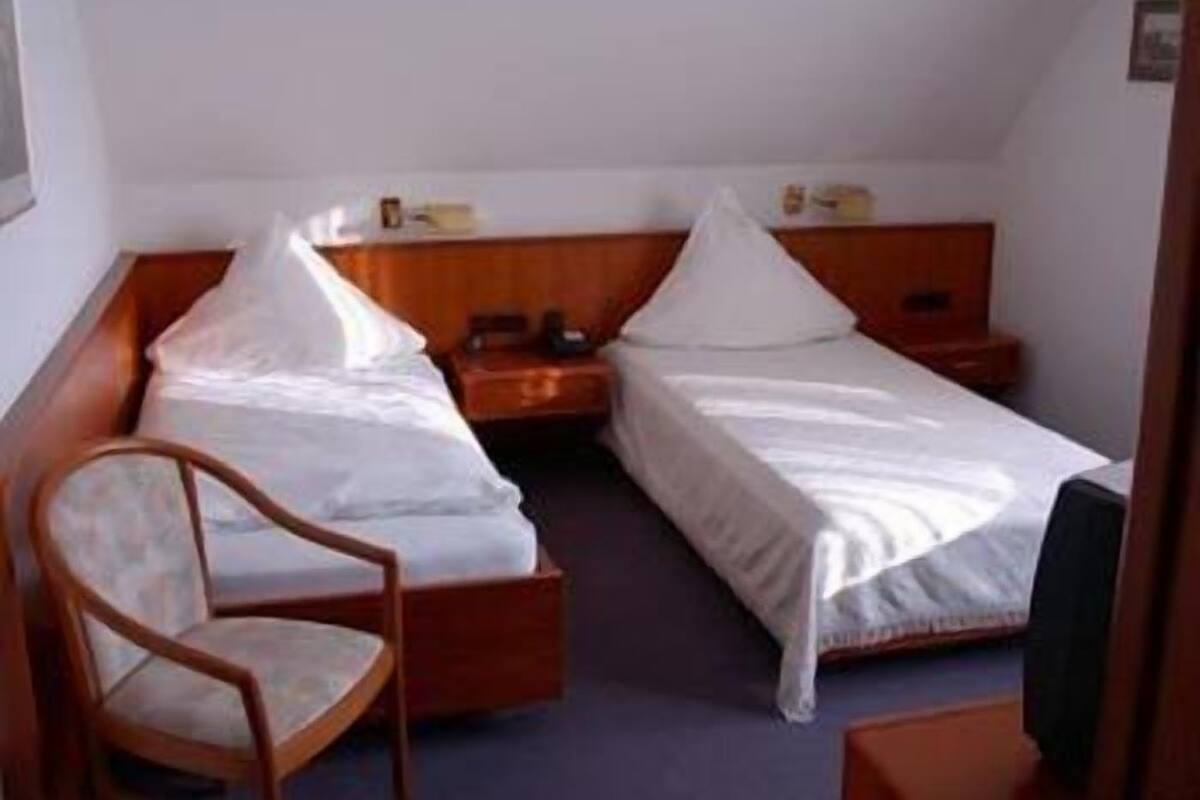 Hypo-allergenic bedding, in-room safe, desk, cots/infant beds