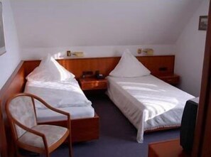 Bộ đồ giường kháng dị ứng, két bảo mật tại phòng, bàn