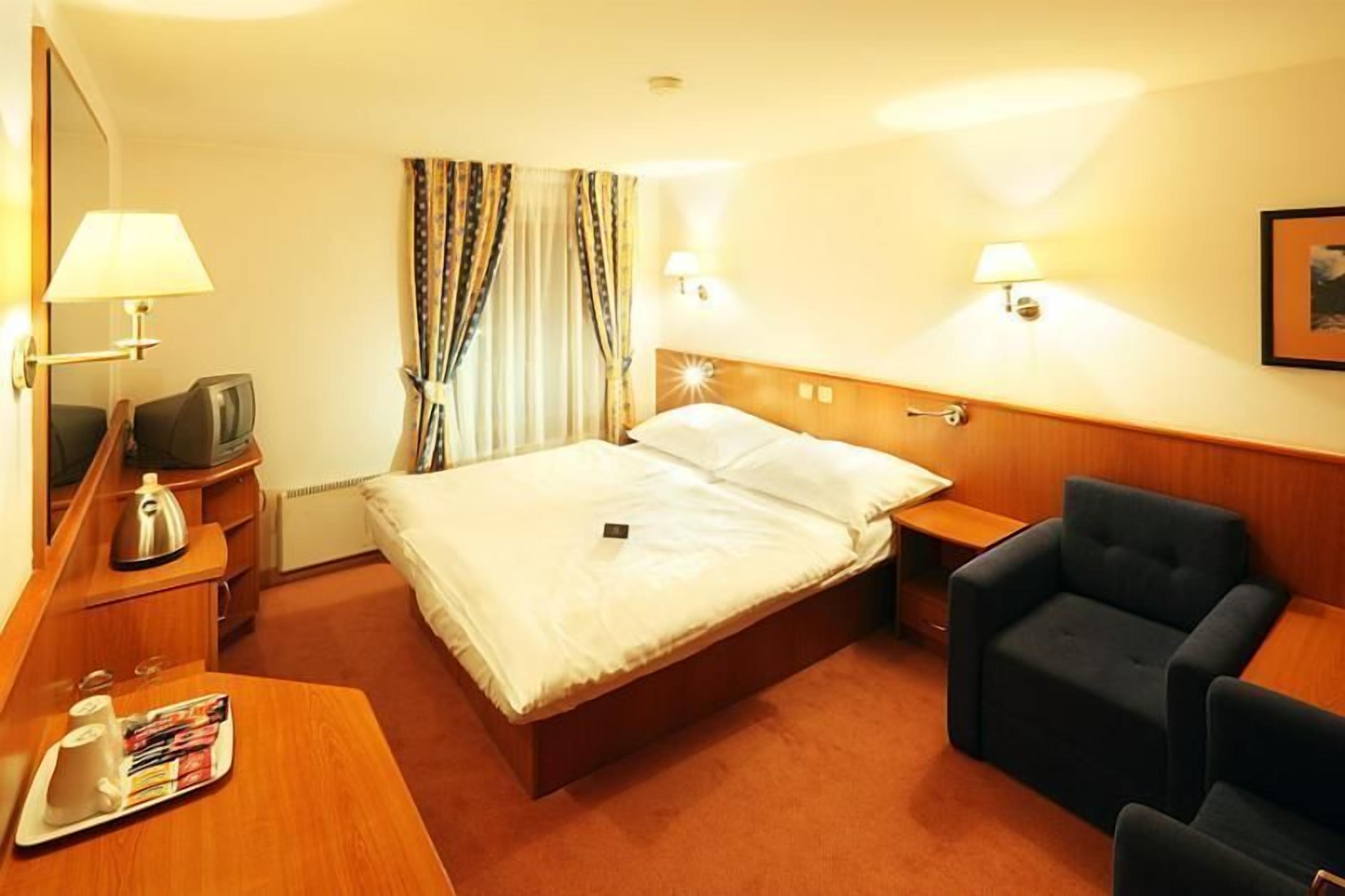 in-room safe, desk, free wifi, bed sheets