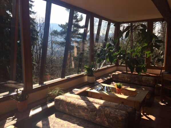 Coin salon dans le hall