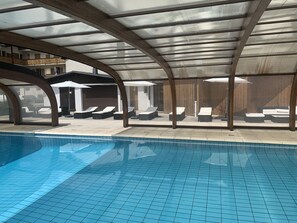 Inomhuspool och utomhuspool