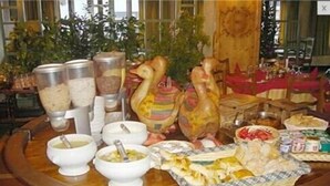 A buffet table with various dishes, including bowls of soup and a tray of food. - Hôtel les Glaciers (Samoëns)