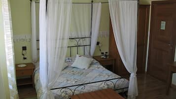 Superior-Doppelzimmer | Zimmersafe, individuell dekoriert, Schreibtisch, Babybetten