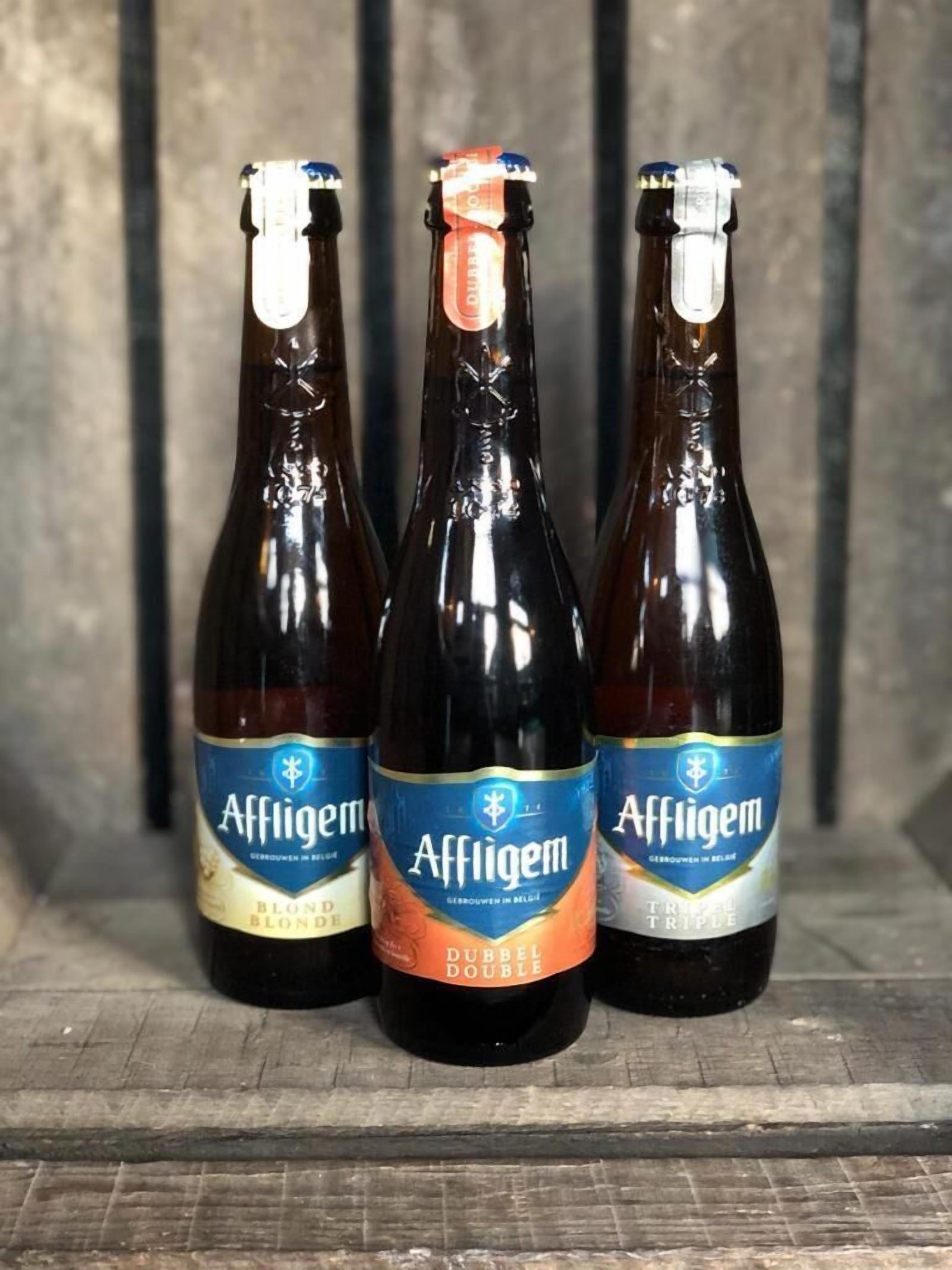 Drie Affligem biertjes met verschillende etiketdesigns.