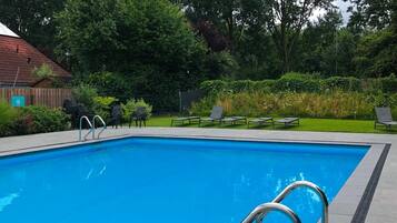 Udendørs pool, åben fra kl. 10.00 til kl. 19.00, liggestole