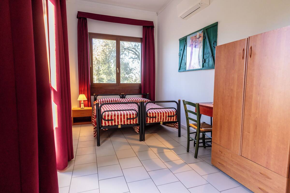 Blackout drapes, WiFi (free), bed sheets