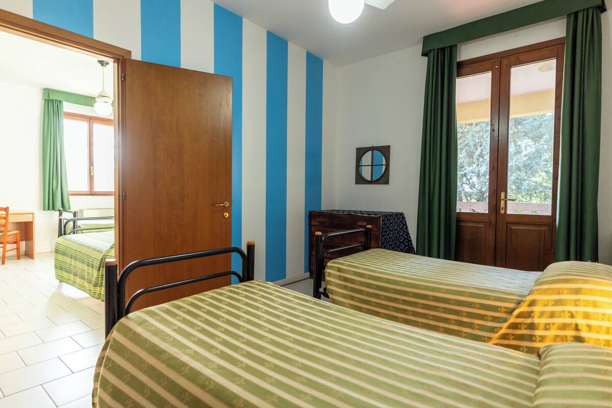 Blackout drapes, WiFi (free), bed sheets
