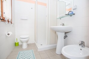 Sèche-cheveux, bidet, serviettes fournies