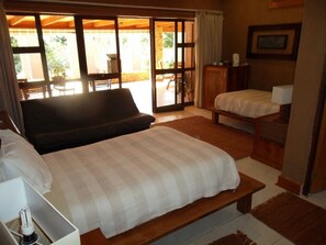 客房内保险箱、办公桌、熨斗/熨板、免费 WiFi