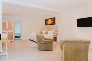 In-room safe, desk, iron/ironing board, rollaway beds - Victoria & Alfred Guest House (Gqeberha (Port Elizabeth))