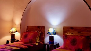 Chambre avec lits jumeaux, 2 lits une place | 1 chambre, chambres insonorisées, lits bébé (gratuits), Wi-Fi gratuit
