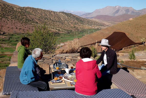 Aperto a colazione, pranzo e cena, cucina locale