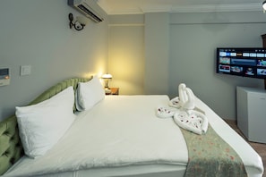 Ein Hotelzimmer mit Bett, Fernseher und Minibar.