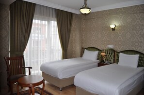 Tweepersoonskamer | Een minibar, een kluis op de kamer, geluiddichte muren