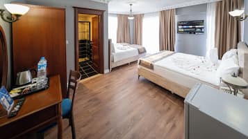 Quarto quádruplo família | Roupas de cama premium, frigobar, cofres nos quartos