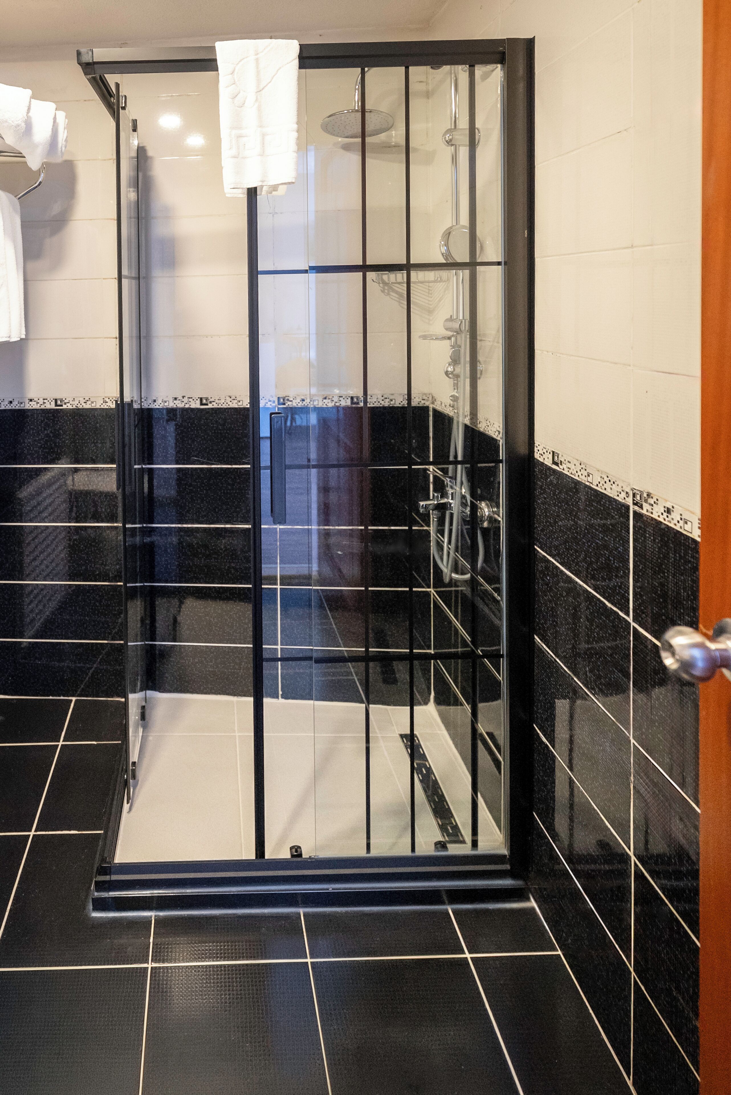 Familie vierpersoonskamer | Badkamer | Gratis toiletartikelen, een haardroger, pantoffels, handdoeken