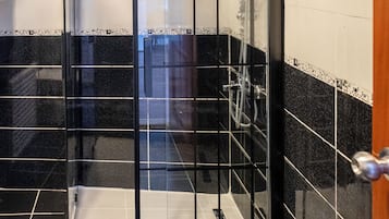 Familie vierpersoonskamer | Badkamer | Gratis toiletartikelen, een haardroger, pantoffels, handdoeken