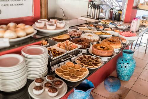 Café da manhã com buffet grátis todos os dias