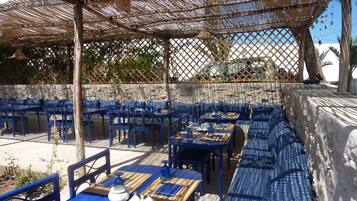 Melayani sarapan dan makan malam dengan pemandangan taman