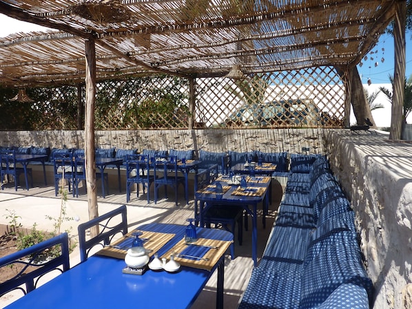 FrĂŒhstĂŒck und Abendessen, Blick auf den Garten