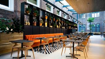 Se sirven desayunos, almuerzos y cenas; con vista al jardín