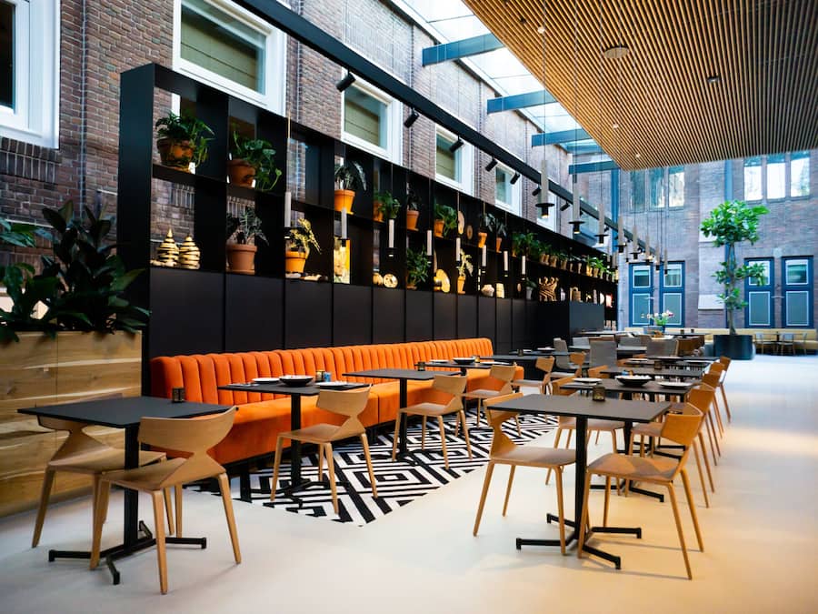 Serviço de café da manhã, almoço, jantar; vistas para o jardim