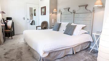 Comfort-værelse med 2 enkeltsenge | Pengeskab på værelset, individuelt design, mørklægningsgardiner