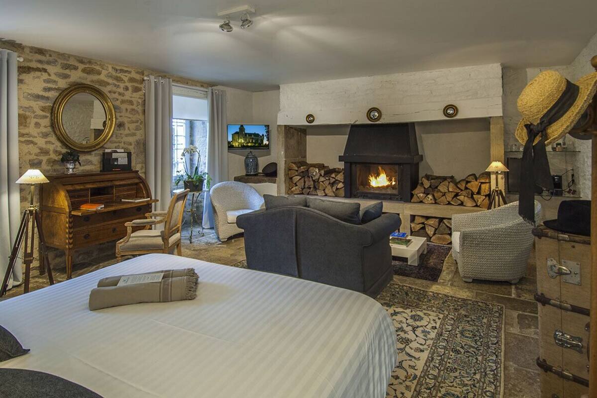 Luxury Double Room (Balnéo) | Living area | 80-cm flat-screen TV with digital channels