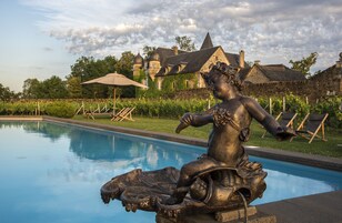 室外游泳池，日光浴躺椅