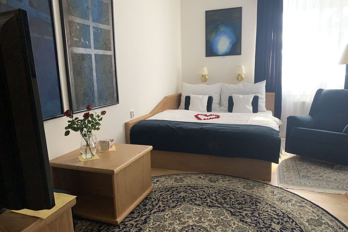 deluxe suite, 2 bedrooms, bathtub, garden view (suite 003) | 1 bedroom, premium bedding, select comfort beds, in-room safe
