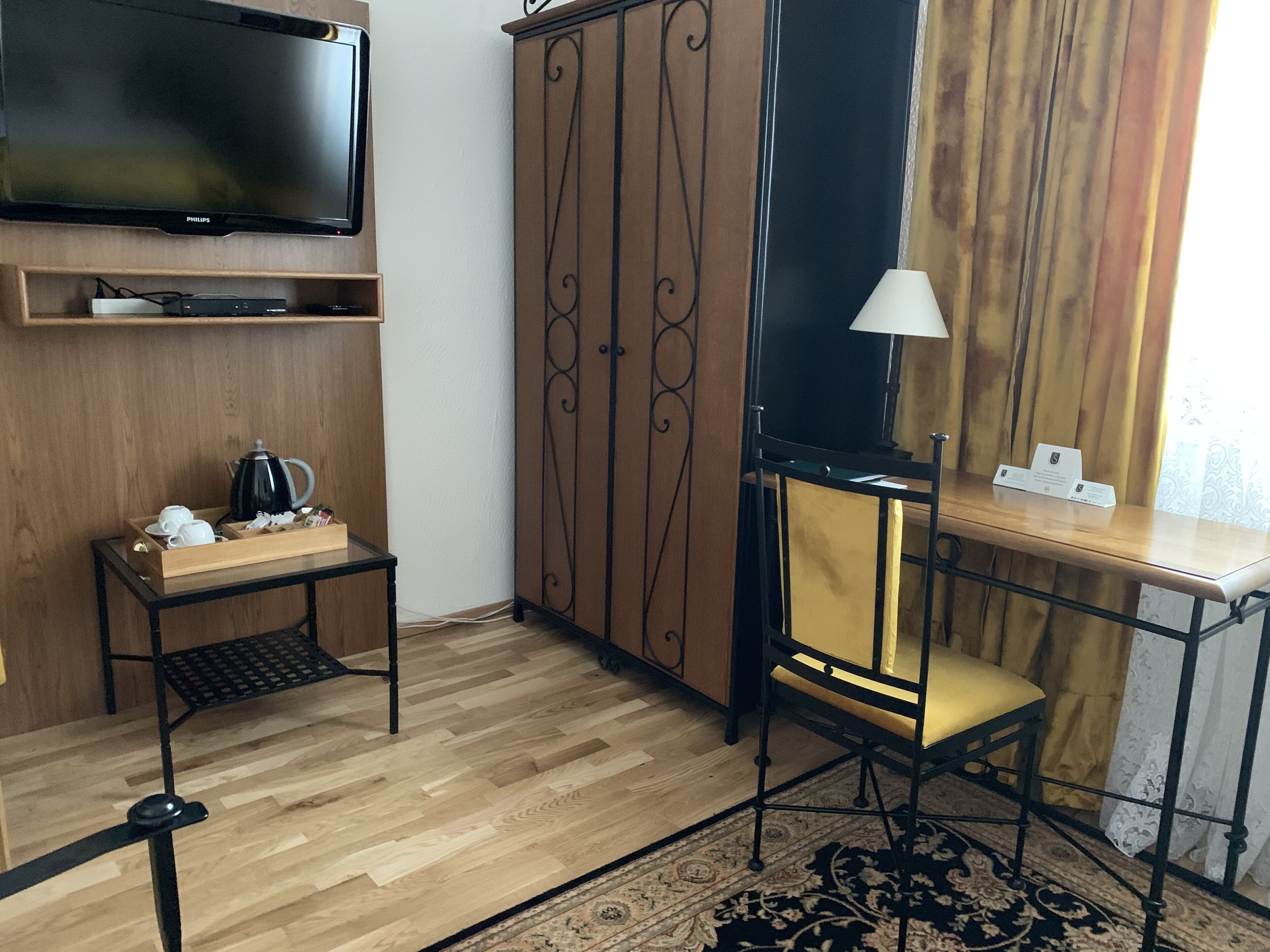 deluxe double room, ensuite, garden view (double room 007) | living room | 100-cm led tv with satellite channels, tv