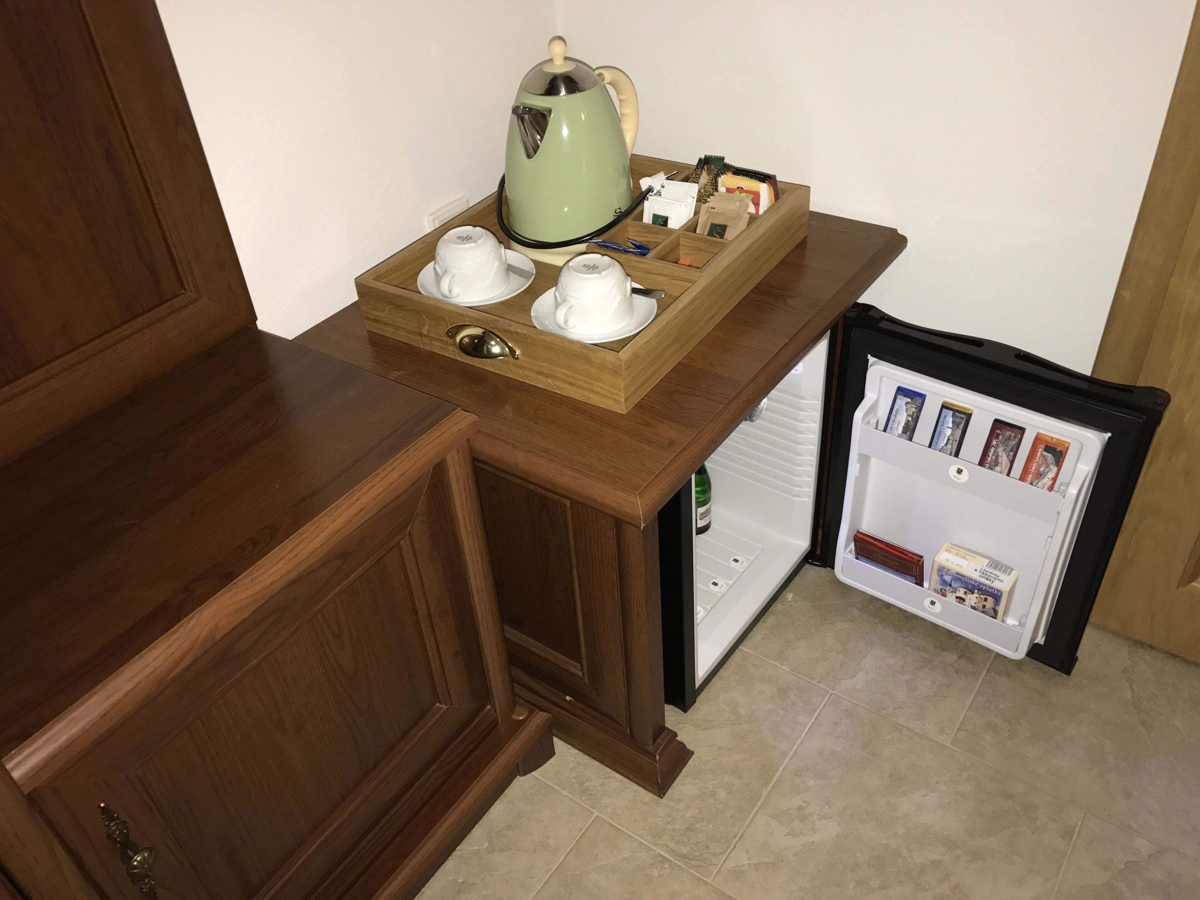 comfort suite, balcony, garden view (suite 008) | room amenity