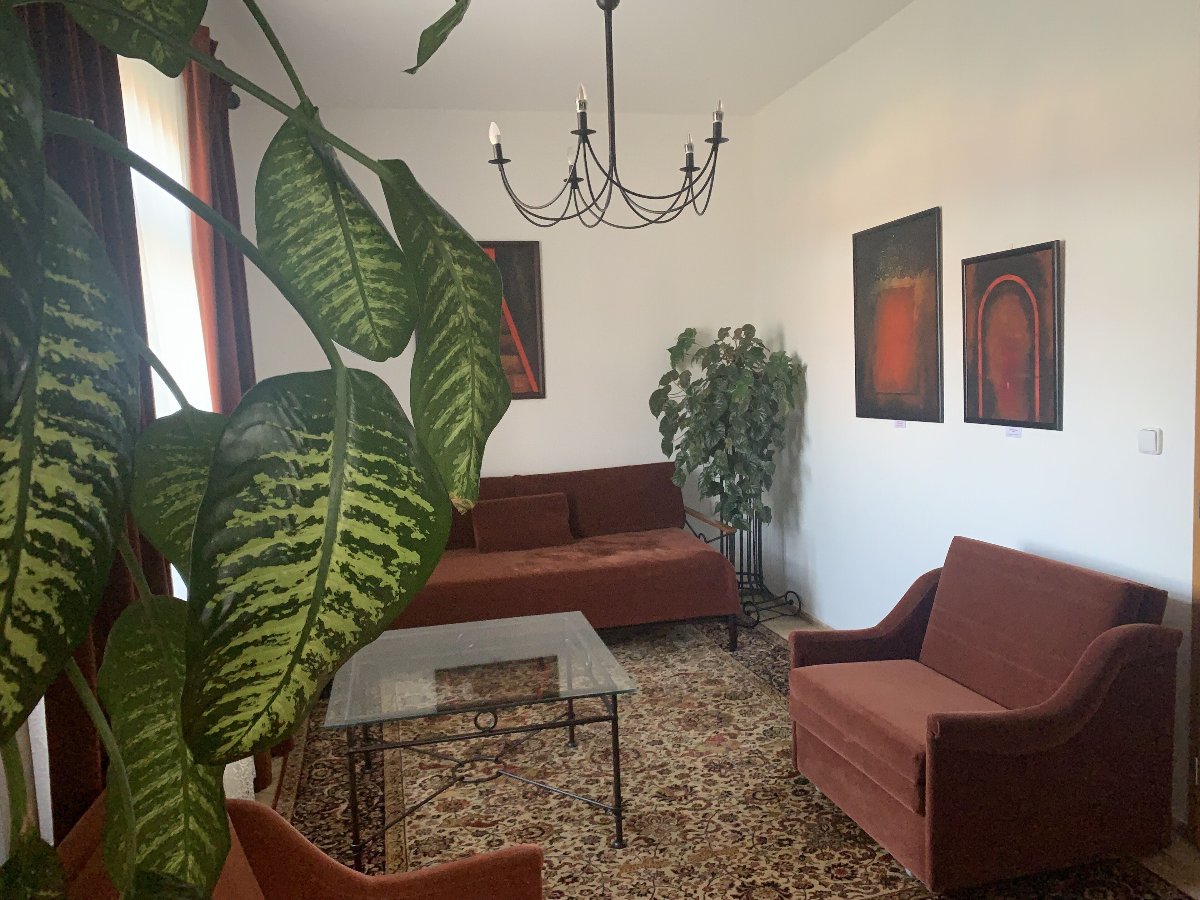 Deluxe Suite (Suite 004) | Living area | 100-cm LED TV with satellite channels, TV