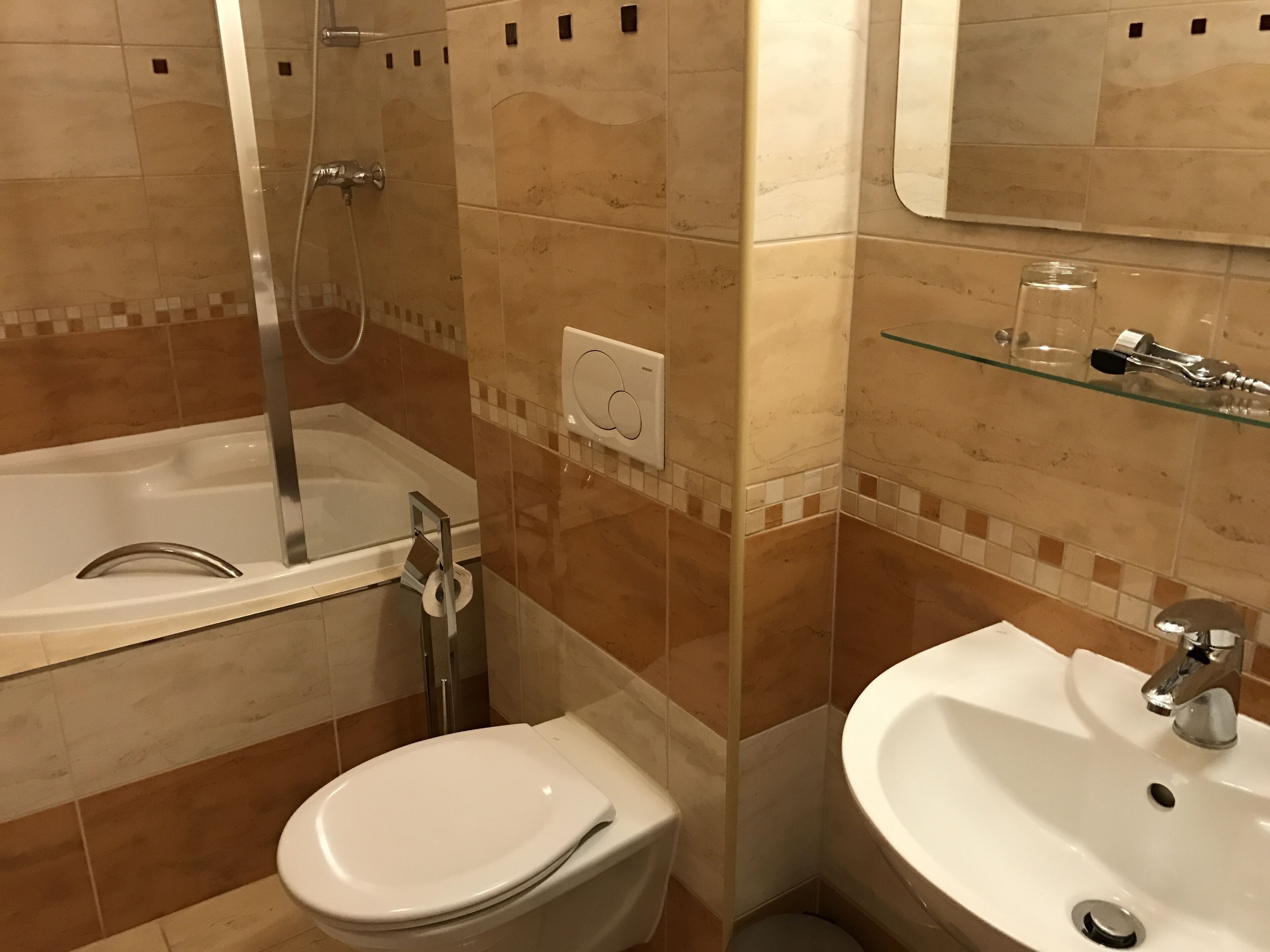 Une salle de bain avec une baignoire, des toilettes et un lavabo.