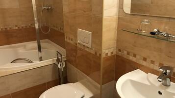 Une salle de bain avec une baignoire, des toilettes et un lavabo.