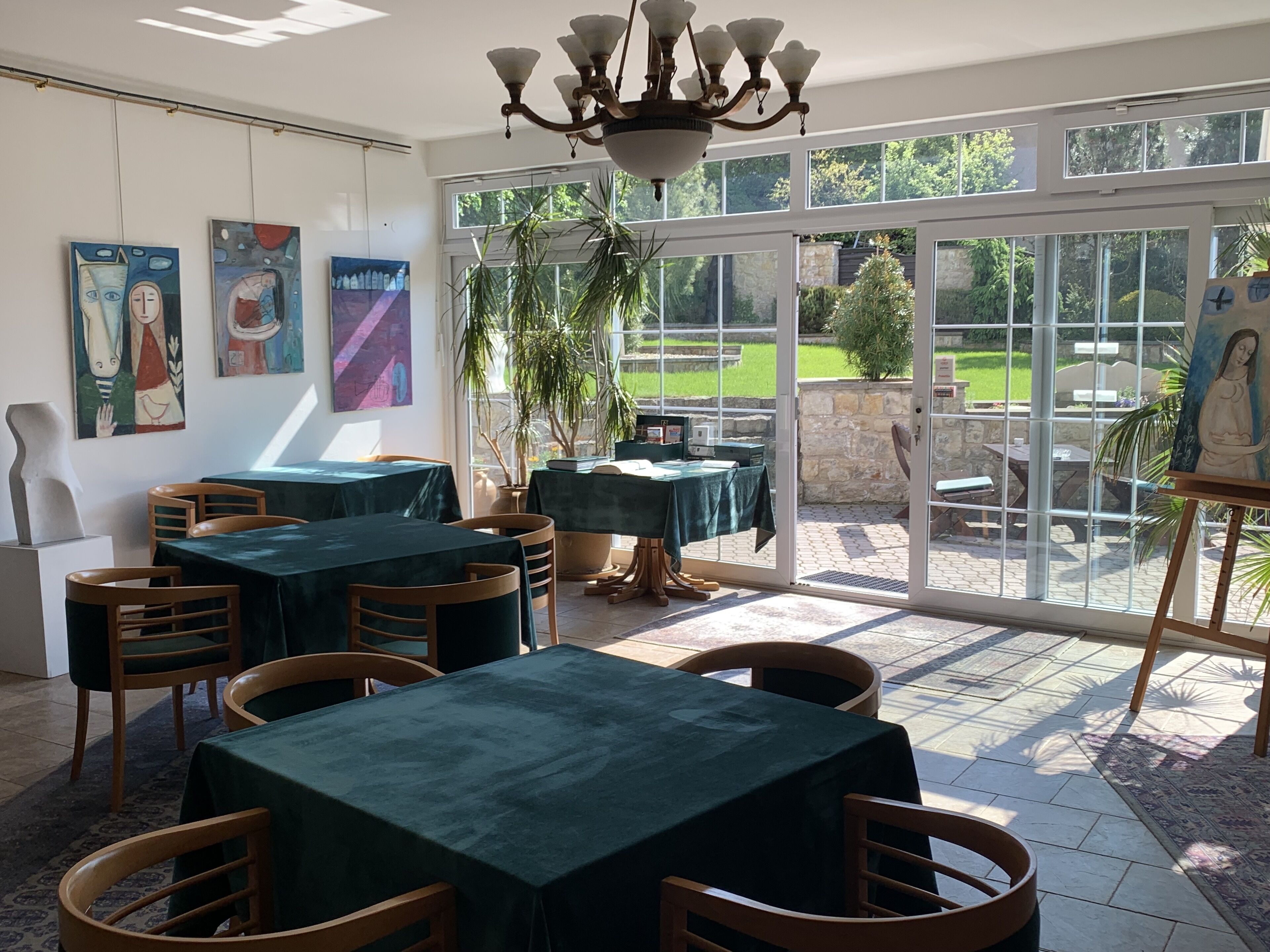 Melayani makan siang dan makan malam dengan pemandangan taman 