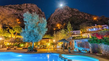 Una piscina al aire libre de temporada, camas de piscina gratis