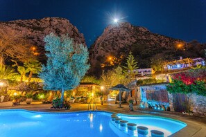 Seasonal outdoor pool, free pool cabanas, pool umbrellas