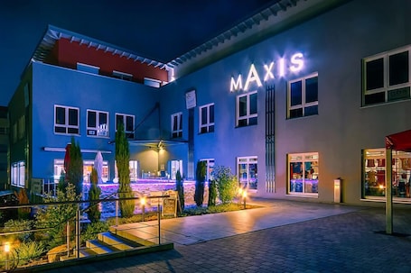 Fachada de la propiedad por la tarde o noche. Hotel Maxis