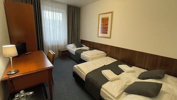 Hypo-allergenic bedding, desk, blackout curtains, free WiFi