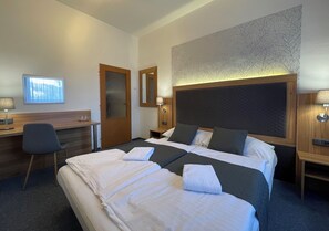 Habitación con 1 cama doble o 2 individuales, vistas al río | Ropa de cama hipoalergénica, escritorio, cortinas opacas y wifi gratis