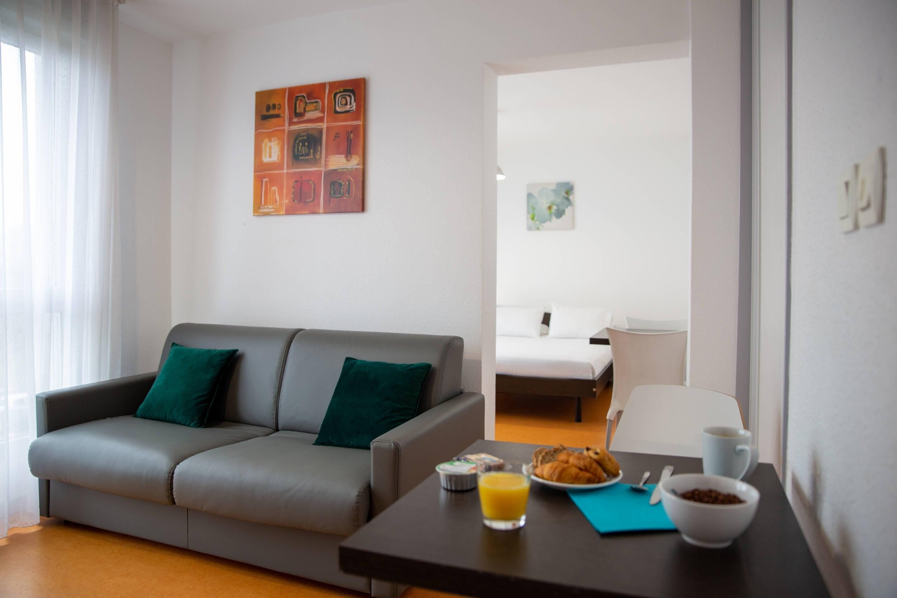 Bureau, chambres insonorisées, fer et planche à repasser, Wi-Fi gratuit