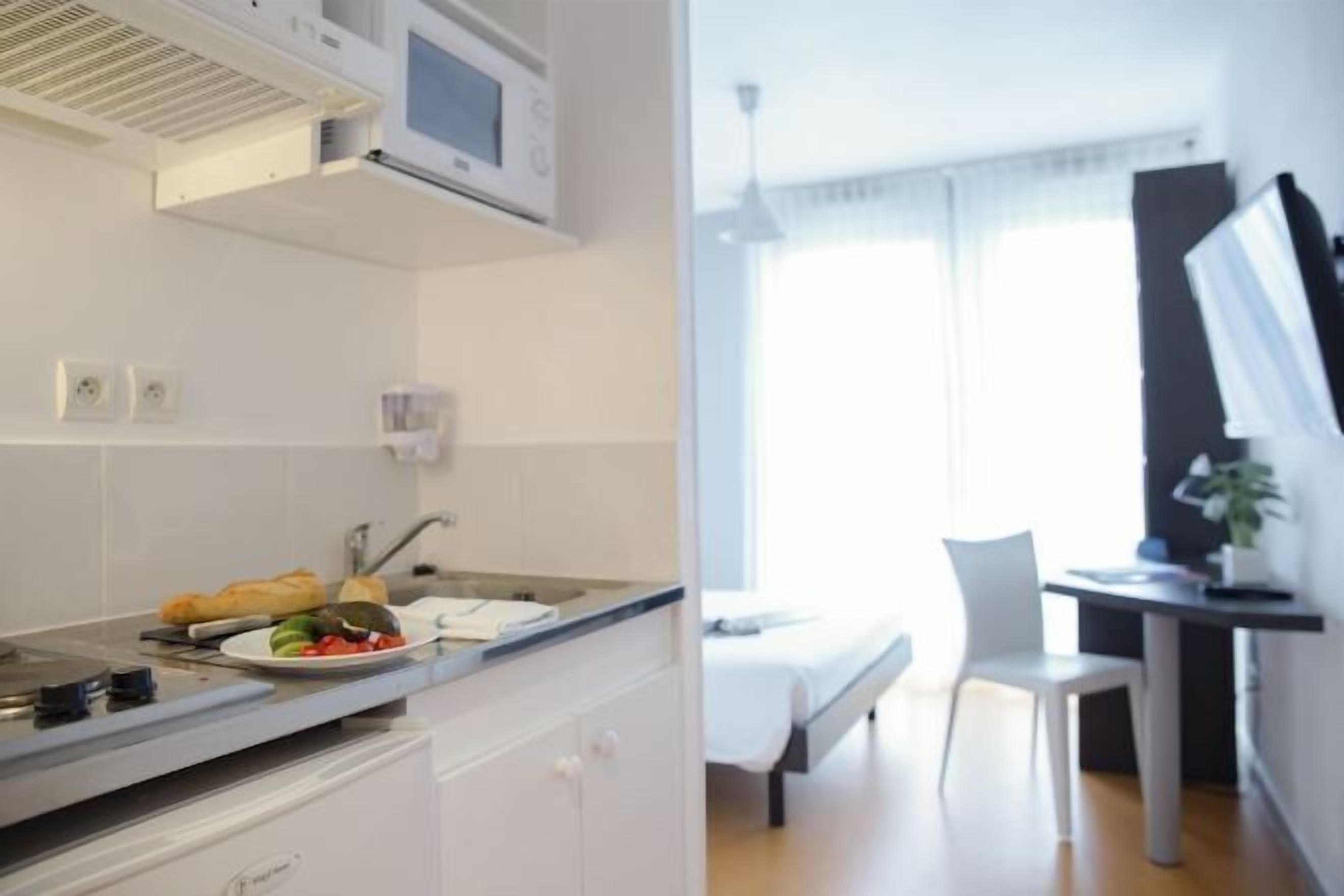 Cuisine privée | Réfrigérateur, micro-ondes, plaque de cuisson, cafetière/bouilloire
